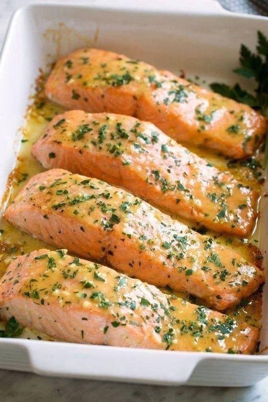 Lachs mit Knoblauch-Zitronen-Butter