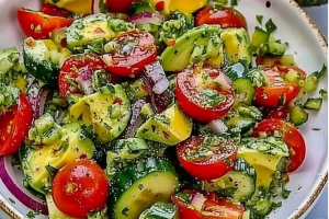 avocado salat mit tomaten und gurke