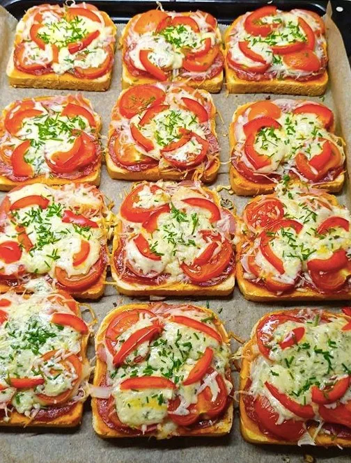 Ultrasaftiger und cremiger Tomaten-Mozzarella-Toast im Ofen, super schnell fertig