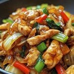 Chinesische Hähnchenpfanne mit Spitzkohl und Zwiebel
