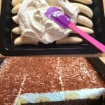 Ein Bananenkuchen, der alle verrückt macht Zutaten: 3 reife Bananen 200 g Zucker 2 Eier 100 g Butter (zimmerwarm) 1 TL Vanillezucker 250 g Mehl 1 TL Backpulver 1/2 TL Natron 1 Prise Salz 100 ml Milch 100 g Schokolade (optional, gehackt oder als Schokoladenstückchen) Zubereitung: Heize den Ofen auf 180°C Ober-/Unterhitze vor und fette eine Kastenform (ca. 25 cm) oder lege sie mit Backpapier aus. Zerdrücke die Bananen mit einer Gabel, bis sie schön weich sind. In einer großen Schüssel die Butter mit dem Zucker und Vanillezucker cremig rühren. Die Eier hinzufügen und weiter rühren, bis die Masse gut vermischt ist. Jetzt die zerdrückten Bananen zu der Butter-Ei-Mischung geben und alles gut verrühren. In einer separaten Schüssel Mehl, Backpulver, Natron und Salz vermengen. Abwechselnd die Mehlmischung und die Milch zur Bananenmasse geben und alles zu einem glatten Teig verrühren. Wenn du möchtest, kannst du jetzt die gehackte Schokolade oder Schokoladenstückchen unterheben. Den Teig in die vorbereitete Kastenform geben und im vorgeheizten Ofen etwa 60 Minuten backen, bis der Kuchen goldbraun ist und ein Holzstäbchen sauber herauskommt. Den Kuchen aus dem Ofen nehmen und etwa 10 Minuten in der Form abkühlen lassen, bevor du ihn auf ein Kuchengitter stürzt, um ihn vollständig auskühlen zu lassen. Ein Bananenkuchen der alle verrückt macht