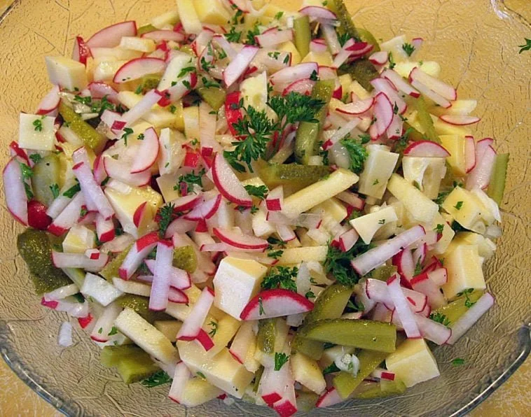 Radieschen Käse Salat mit frischen Radieschen und Käse für einen erfrischenden Sommersalat