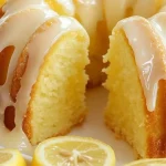 Ultrasaftiger Zitronen Gugelhupf mit Joghurt auf einem Kuchenstand.