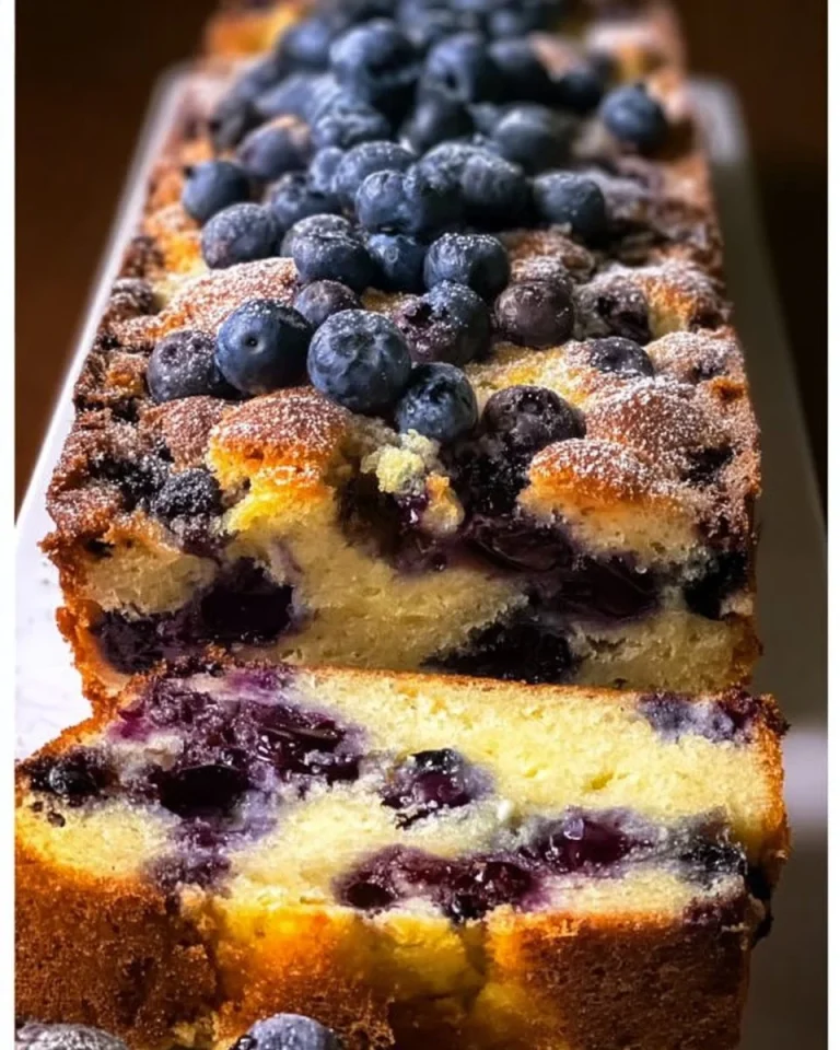 Saftiger Blaubeer-Rührkuchen garniert mit frischen Blaubeeren