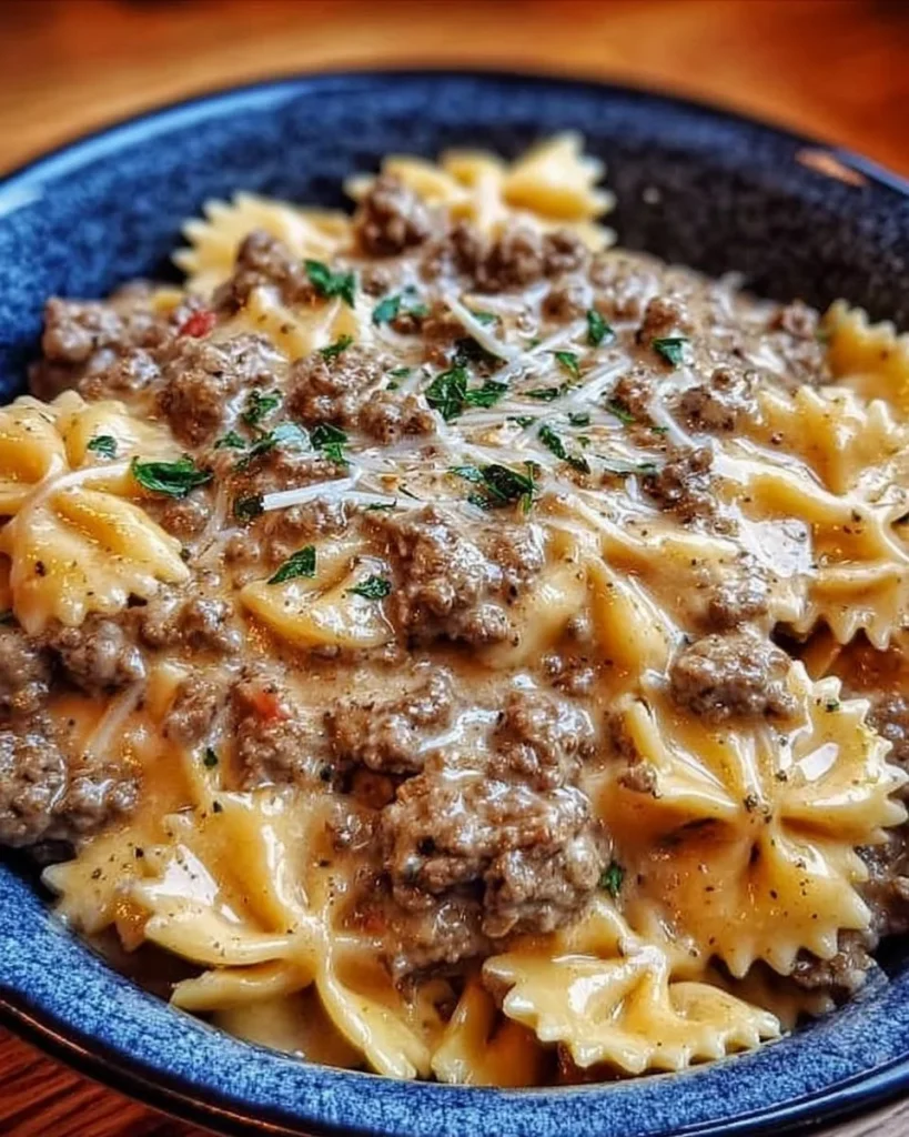 Cremige Nudeln mit Hackfleisch in einer köstlichen Sauce serviert