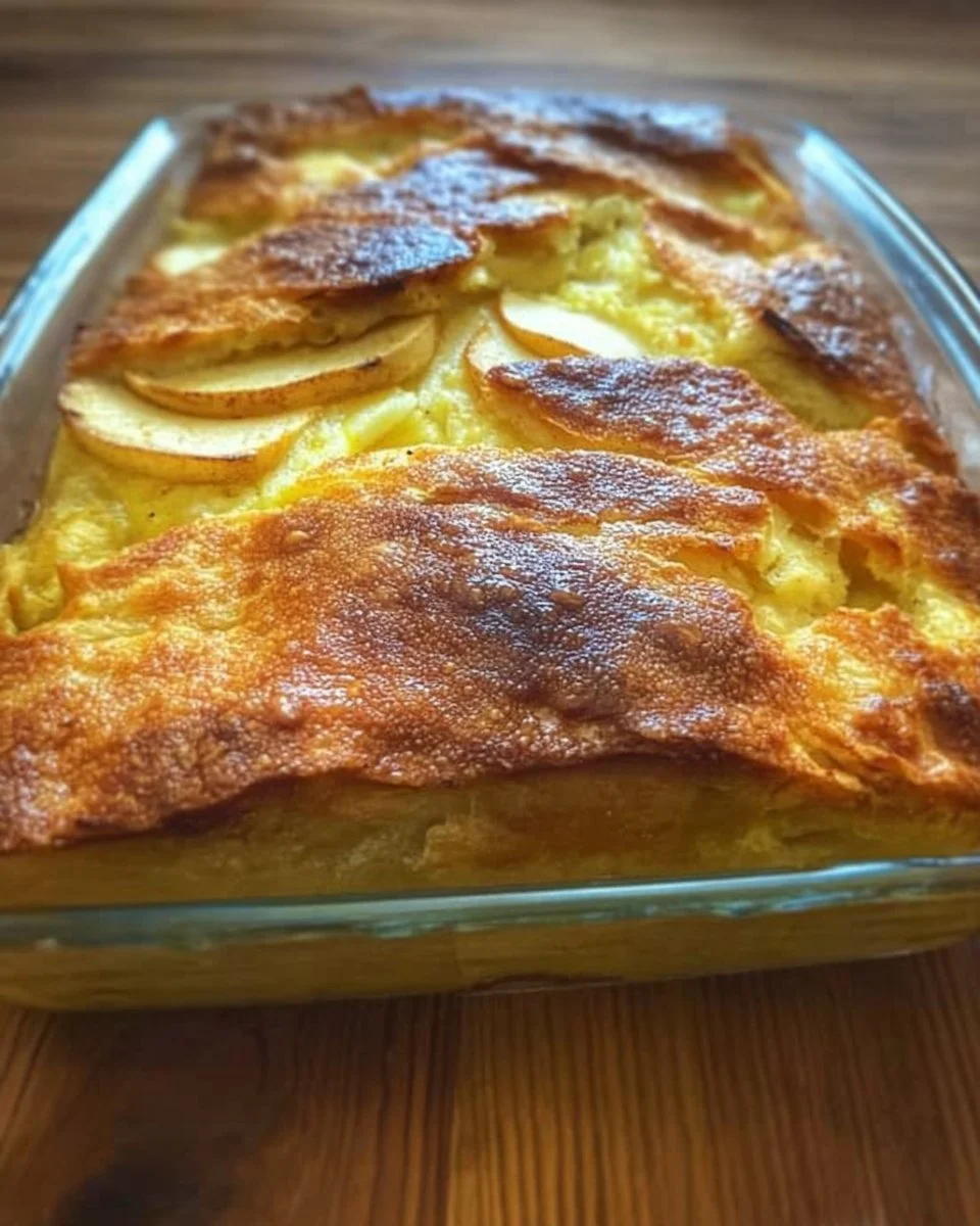 Falscher Apfelstrudel mit Äpfeln und Zimt auf einem Teller serviert.