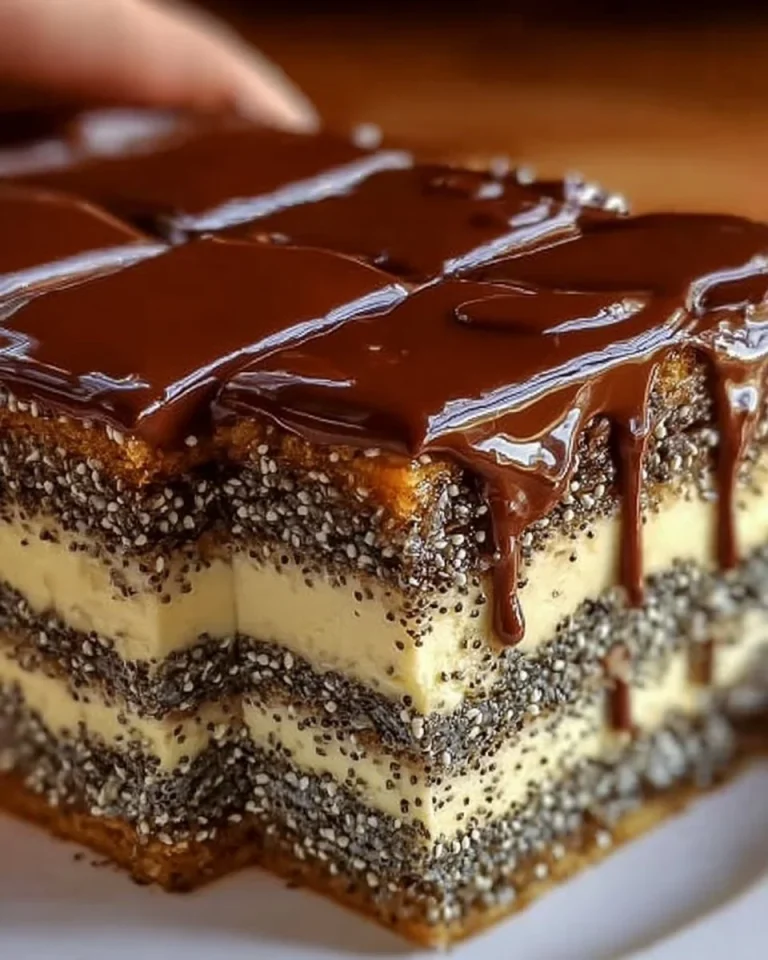 Layer Cake mit Mohn und Vanille, dekoriert mit schmelzender Schokolade.