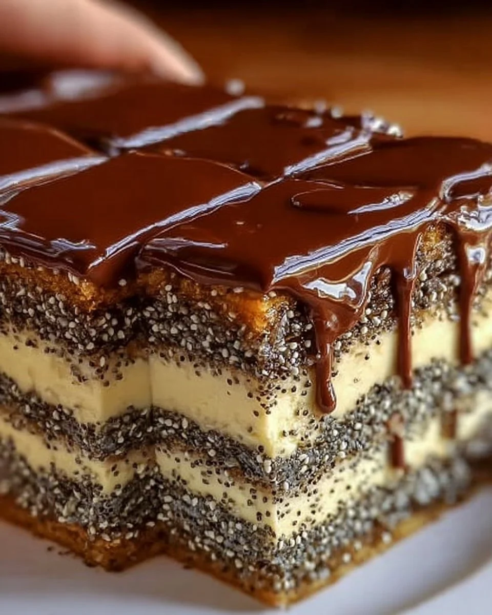 Layer Cake mit Mohn und Vanille, dekoriert mit schmelzender Schokolade.