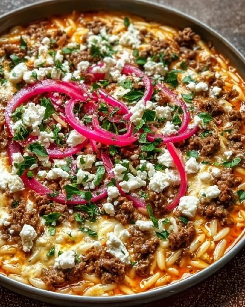 Sartén de kritharaki con carne picada y queso feta, plato delicioso y fácil.