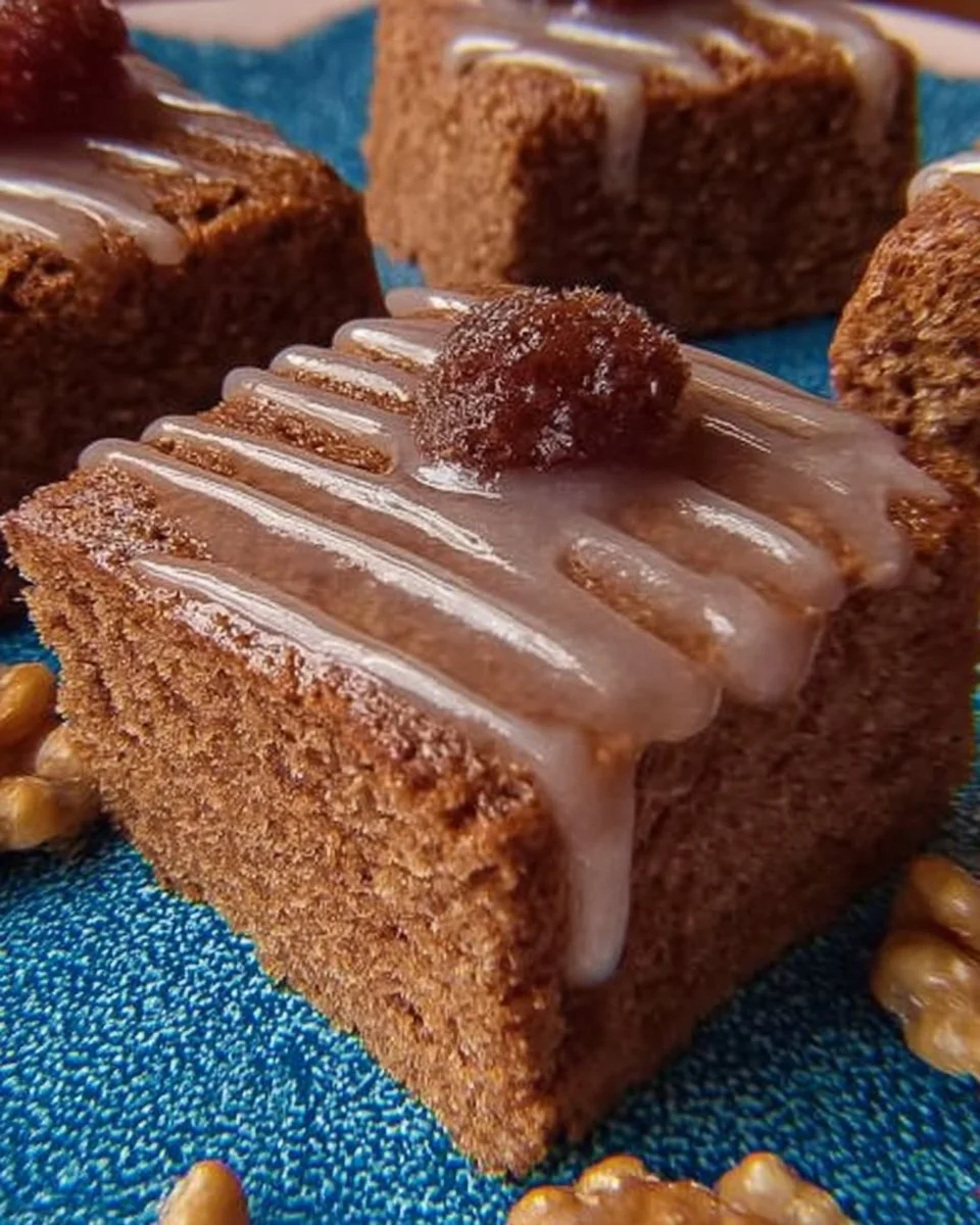 Schneller Lebkuchen vom Blech mit Nüssen und Gewürzen, ideal für die Weihnachtsbäckerei