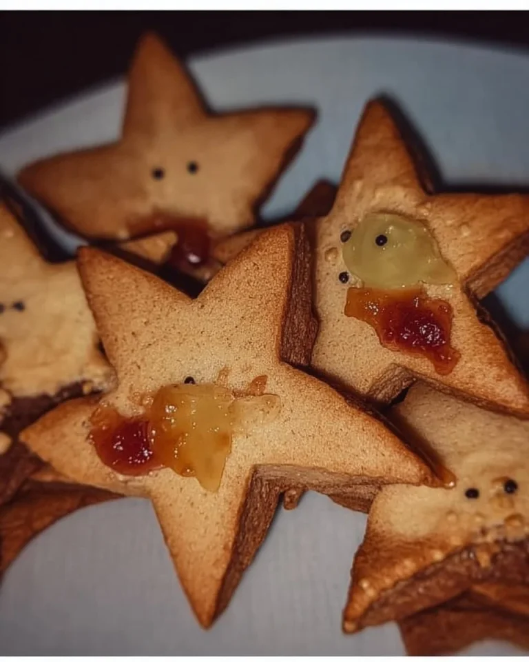 Leckere Sternenkekse auf einem Teller, ideal für festliche Anlässe.