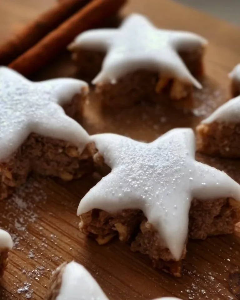 Leckere Zimtsterne, typische Weihnachtsplätzchen mit Zimt und Mandeln