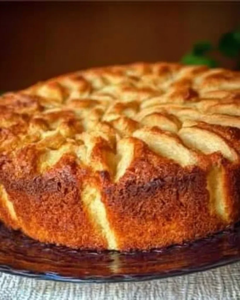Softer Apfelkuchen mit saftigen Äpfeln und einem goldbraunen Teig