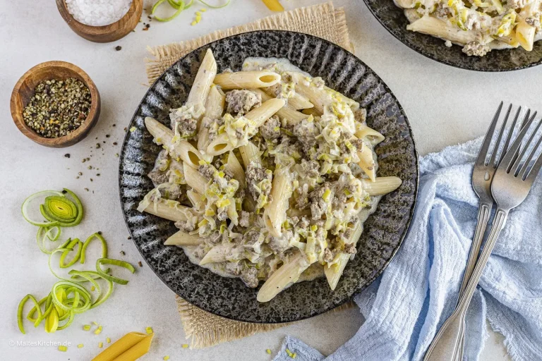 Hackfleisch Pfanne mit Lauch, Käse und Nudeln auf einem Teller serviert.
