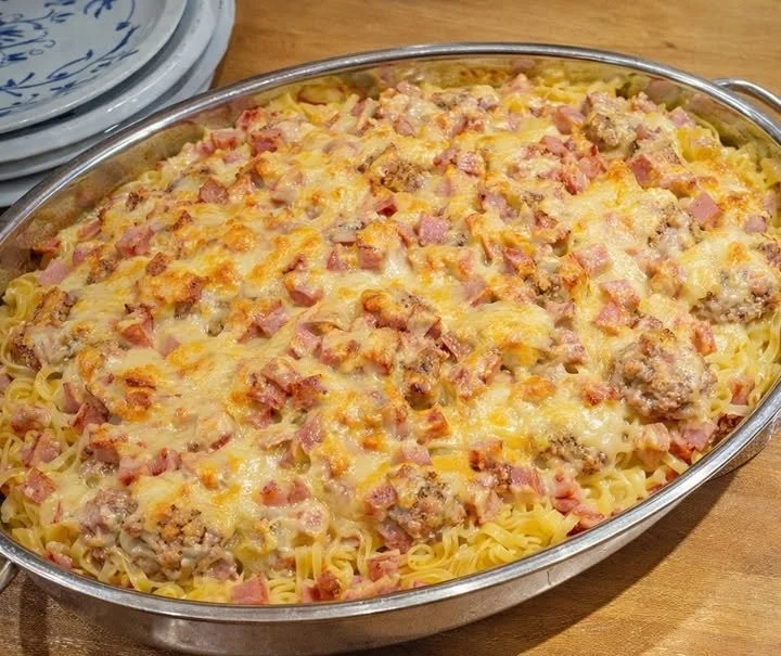 Amsterdamer Fleischtopf aus dem Backofen mit frischen Zutaten