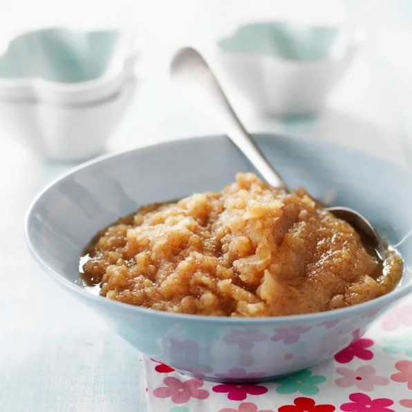 Hausgemachtes Apfel-Zimt-Kompott in einer Schüssel serviert.