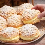 Doppeldecker mit Vanillepudding auf einem Teller serviert