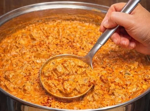 Schüssel mit Hexensuppe auf einem Tisch, dekoriert für Halloween.