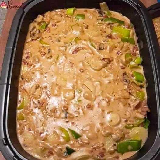 Schmackhafter Jagertopf mit Fleisch und Gemüse, serviert in einer rustikalen Schüssel.