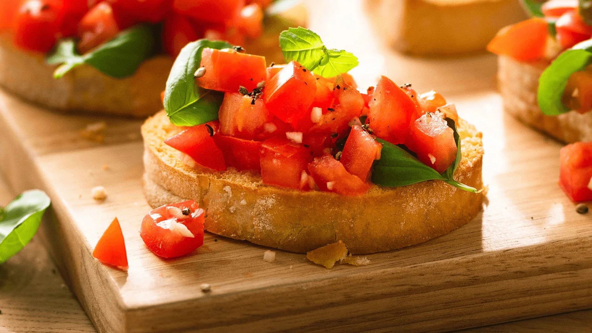 Klassische Bruschetta mit frischen Tomaten und Basilikum auf geröstetem Brot.