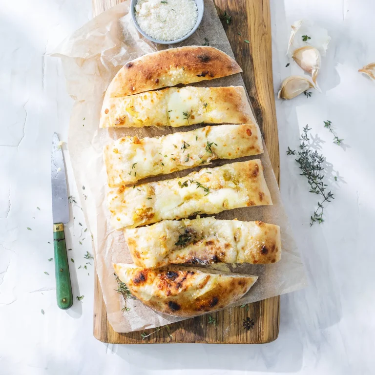 Leckeres Knoblauchbrot mit geschmolzenem Käse frisch aus dem Ofen