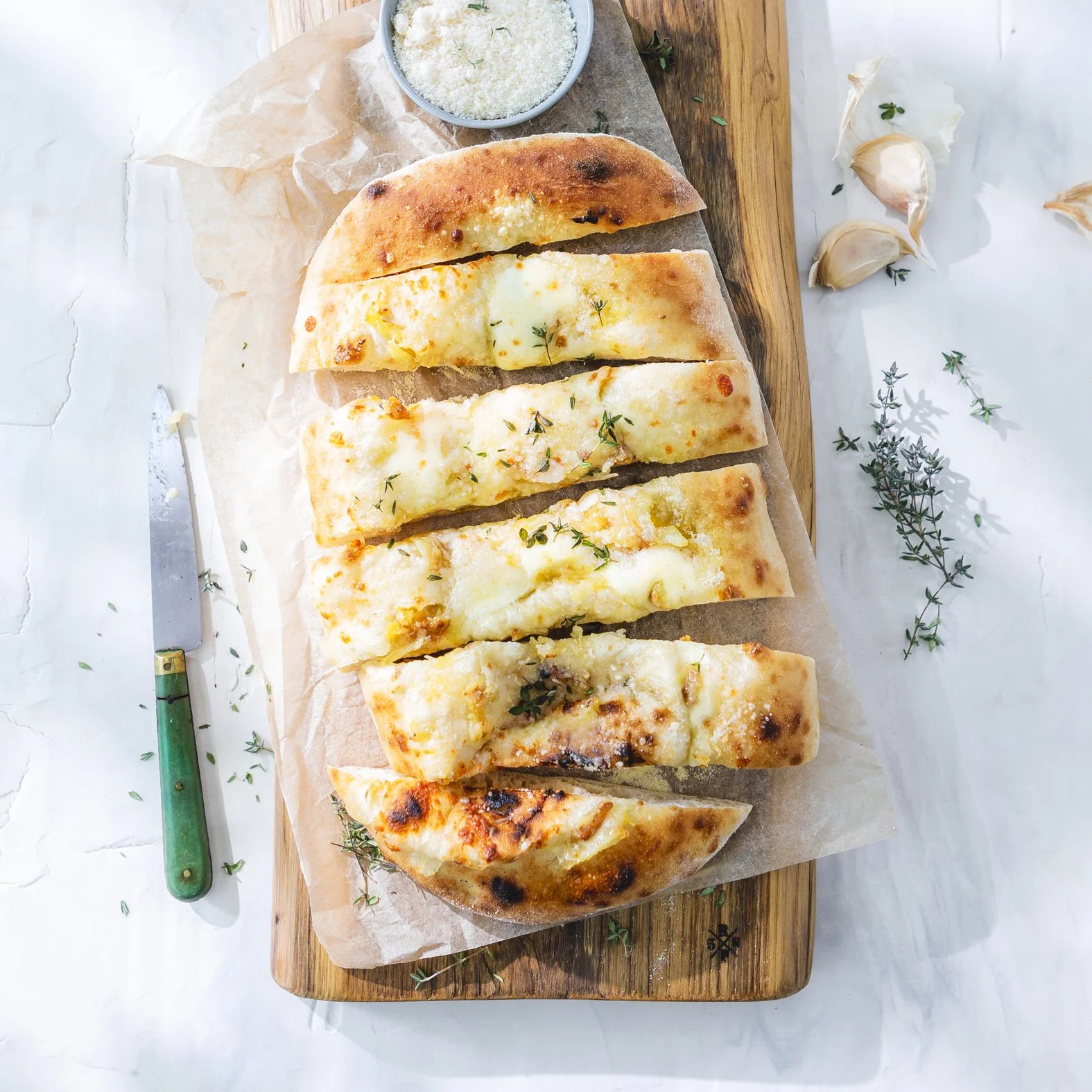 Leckeres Knoblauchbrot mit geschmolzenem Käse frisch aus dem Ofen
