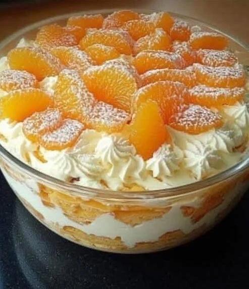 Schüssel mit Mandarinen Tiramisu, ein fruchtiges italienisches Dessert.