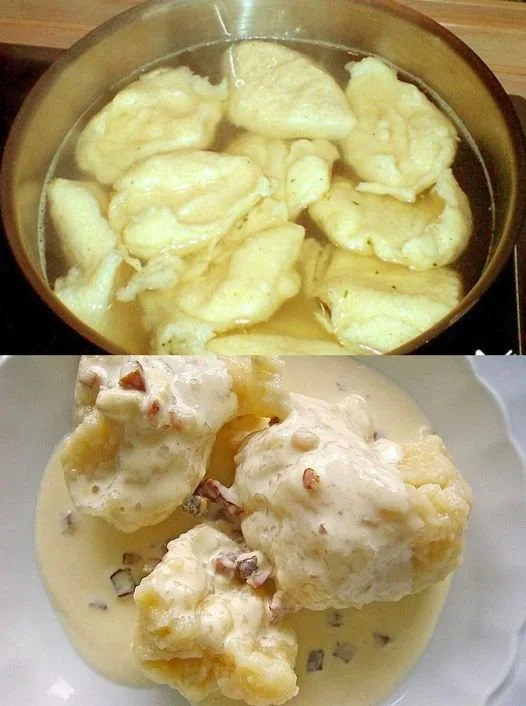 Omas Mehlklöße serviert auf einem Teller mit Kräutern