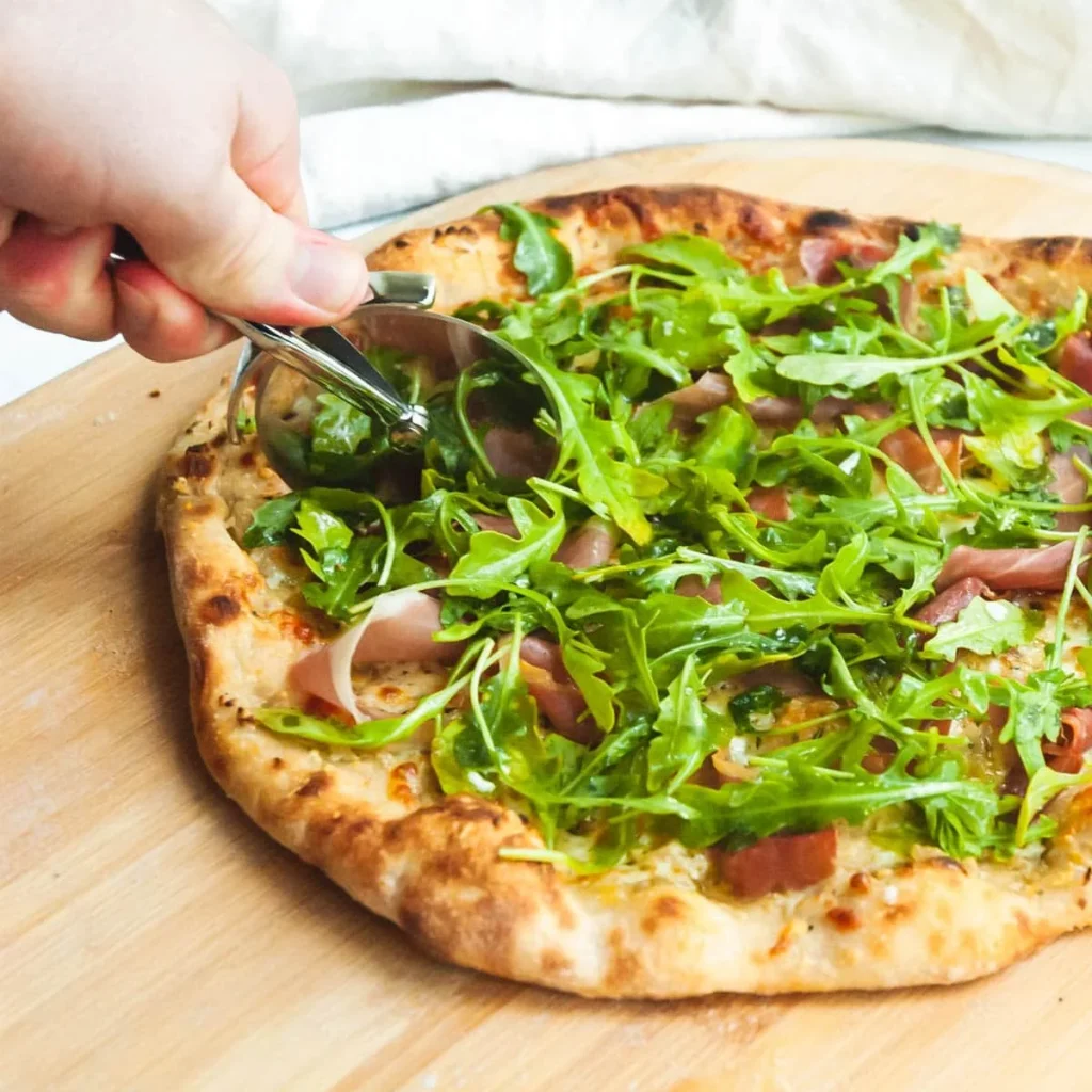 Leckere Rucola und Prosciutto Pizza mit frischem Rucola und italienischem Schinken
