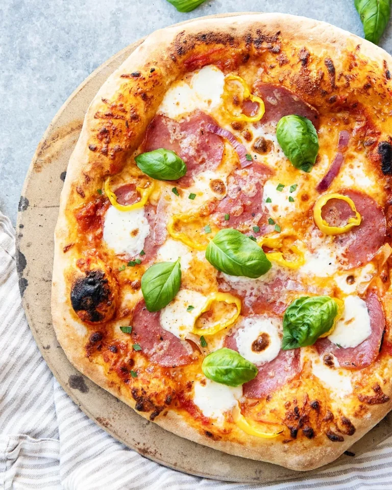 Leckere Salami-Pizza mit frischen Zutaten und würziger Salami.