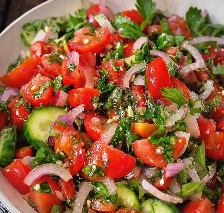 Türkischer Tomatensalat mit frischen Tomaten und Gewürzen