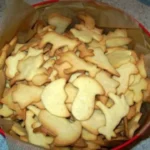 Leckere Butterplätzchen auf einem weißen Teller