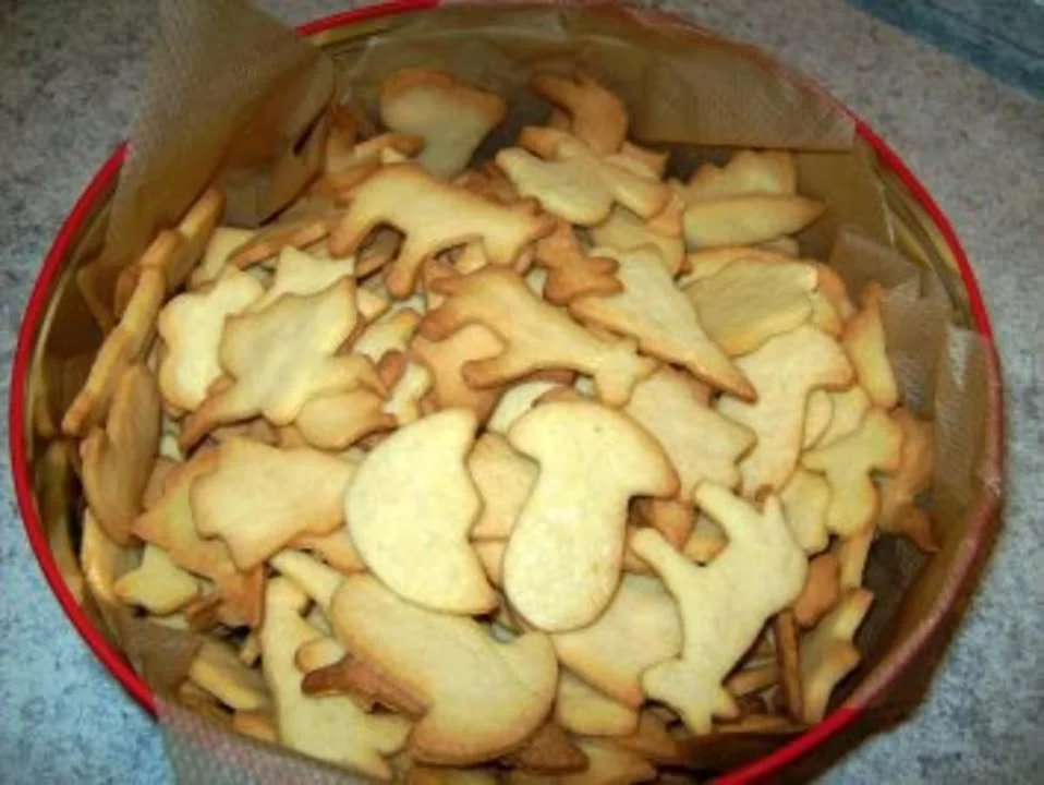 Leckere Butterplätzchen auf einem weißen Teller