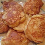 Leckere Apfelkrapfen mit einer saftigen Apfelfüllung und goldenem Teig.