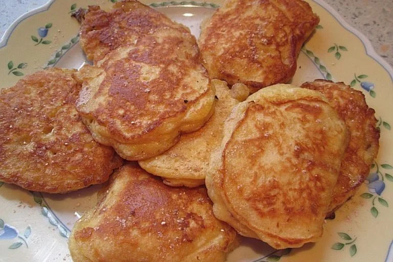 Leckere Apfelkrapfen mit einer saftigen Apfelfüllung und goldenem Teig.