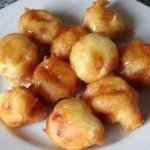 Gebackene Banane mit Honig auf einem Teller