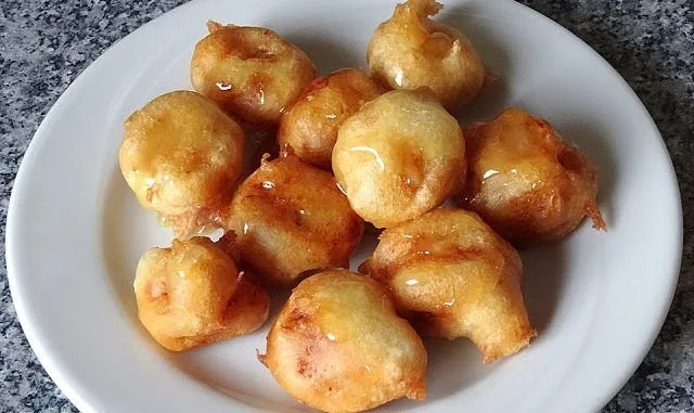 Gebackene Banane mit Honig auf einem Teller