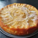 Bretonischer Apfelkuchen mit frischen Äpfeln und knusprigem Teig