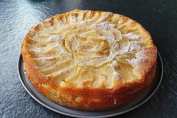 Bretonischer Apfelkuchen mit frischen Äpfeln und knusprigem Teig