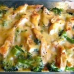 Überbackene Brokkoli-Hähnchenfilets in Käsesauce serviert auf einem Teller