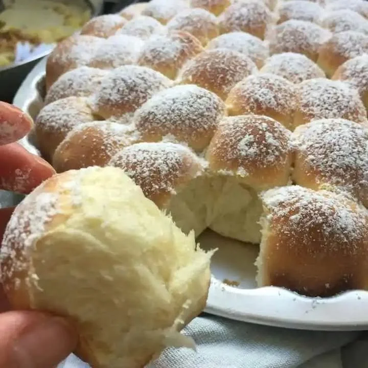 Österreichische Buchteln frisch gebacken mit Marmelade gefüllt.