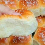 Frische Buttermilch Brötchen auf einem Holzbrett