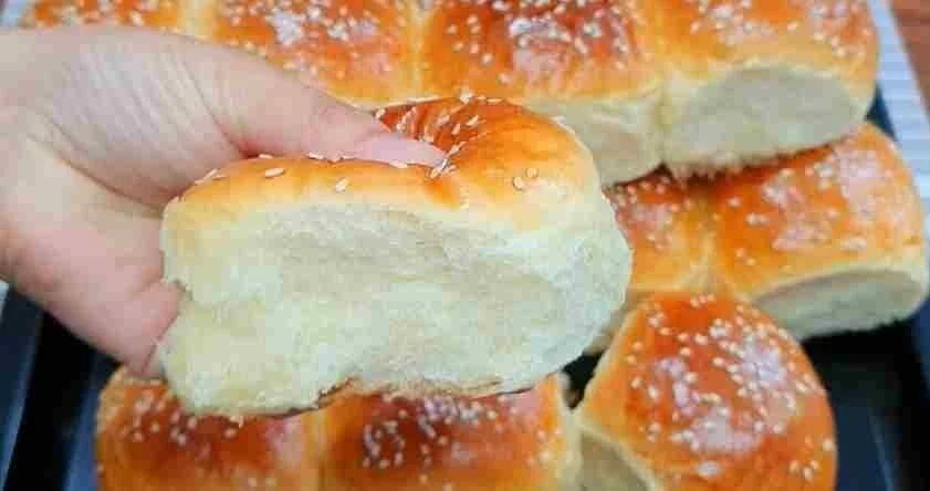 Frische Buttermilch Brötchen auf einem Holzbrett