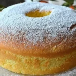 Buttermilk Stir Cake mit Mandarinen auf einem Teller serviert