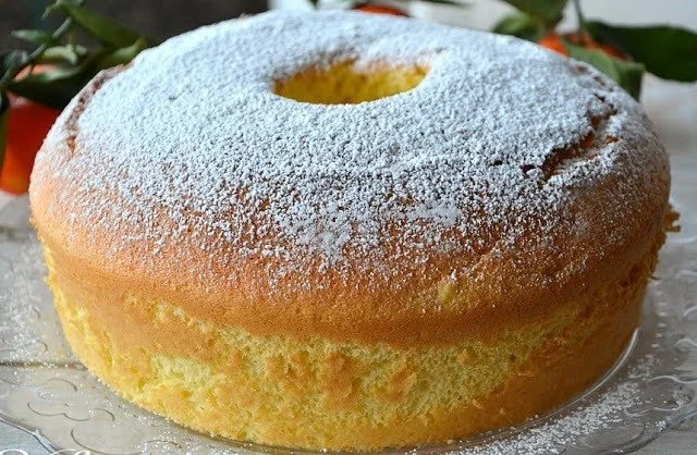 Buttermilk Stir Cake mit Mandarinen auf einem Teller serviert
