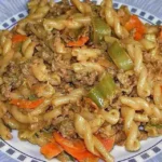 Curryrahm Nudeln mit Hackfleisch auf einem Teller serviert