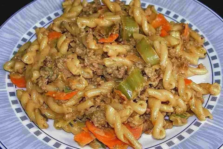 Curryrahm Nudeln mit Hackfleisch auf einem Teller serviert