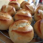 Frisch gebackene DDR-Brötchen auf einem gedeckten Tisch