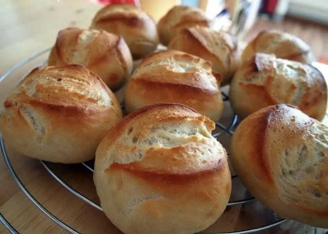 Frisch gebackene DDR-Brötchen auf einem gedeckten Tisch
