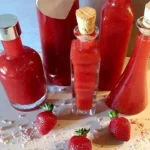 Selbstgemachter Erdbeerlimes in einem Glas mit frischen Erdbeeren